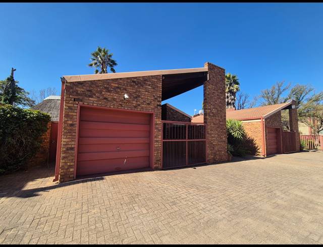 3 BEDROOM TOWNHOUSE FOR SALE IN VANDERBIJLPARK CE 3